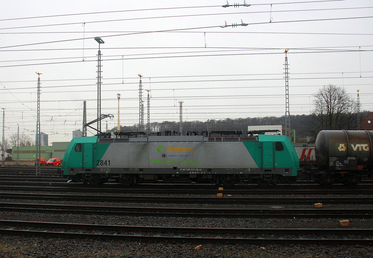Die Cobra 2841 kommt aus Richtung Montzen/Belgien mit einem  Ölzug aus Antwerpen-Petrol(B) nach Heilbronn(D) und fährt in Aachen-West ein. 
Aufgenommen vom Bahnsteig in Aachen-West. 
Bei Regenwetter am Nasskalten Nachmittag vom 31.3.2016.