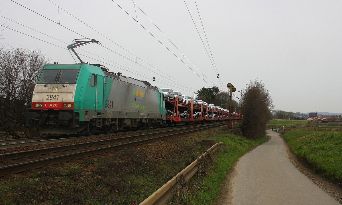 Die Cobra 2841 kommt aus Richtung Aachen-West und fährt die Gemmenicher-Rampe hochgefahren mit einem langen VW-Autozug aus Osnabrück nach Kortenberg-Goederen(B) und fährt in Richtung Montzen/Belgien. 
Aufgenommen an der Montzenroute am Gemmenicher-Weg. 
Bei schönem Frühlingswetter am 2.4.2016. 