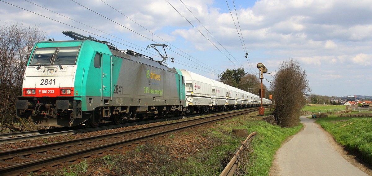 Die Cobra 2841 kommt aus Richtung Aachen-West und fährt die Gemmenicher-Rampe hochgefahren mit einem langen Kalkleerzug aus Millingen(D) nach Yves-Gomezee(B) und fährt in Richtung Montzen/Belgien. Aufgenommen an der Montzenroute am Gemmenicher-Weg. 
Bei schönem Frühlingswetter am 9.4.2016.