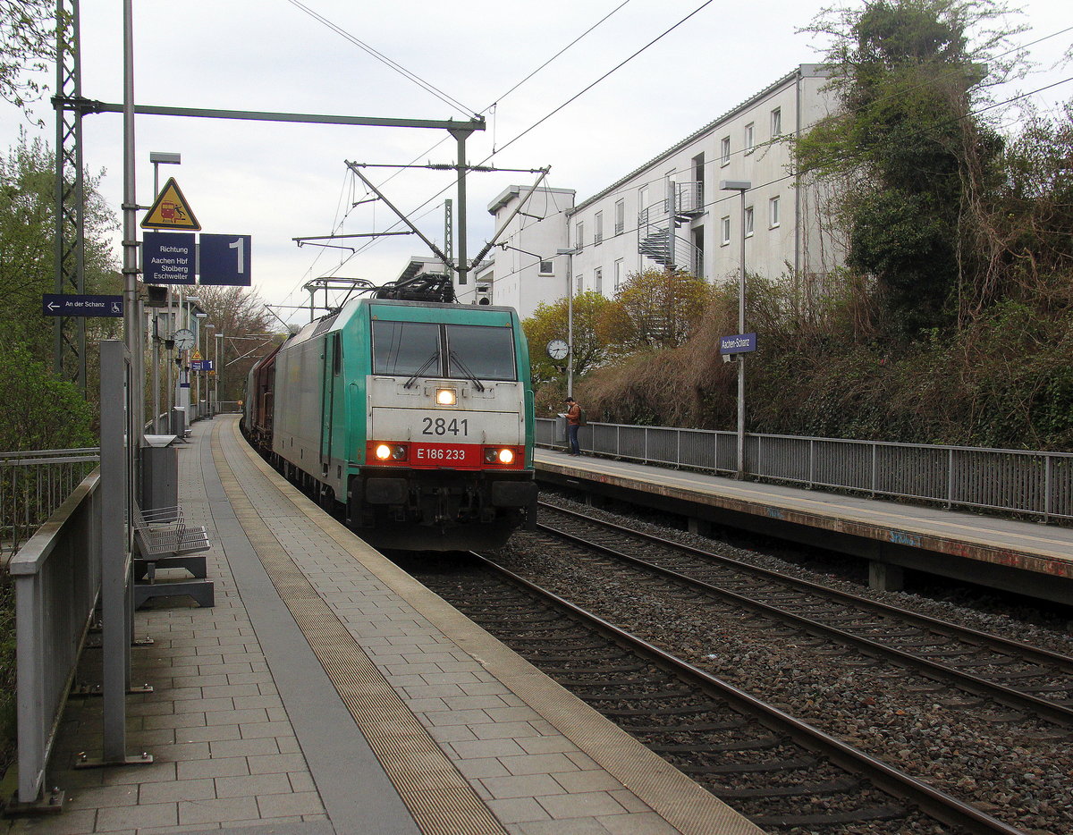 Die Cobra 2841  kommt durch Aachen-Schanz mit einem Güterzug aus Antwerpen-Noord(B) nach Slowakei und kommt aus Richtung Aachen-West und fährt in Richtung Aachen-Hbf,Aachen-Rothe-Erde,Stolberg-Hbf(Rheinland)Eschweiler-Hbf,Langerwehe,Düren,Merzenich,Buir,Horrem,Kerpen-Köln-Ehrenfeld,Köln-West,Köln-Süd. 
Aufgenommen vom Bahnsteig von Aachen-Schanz.
Bei Wolken am Morgen vom 11.4.2018.
