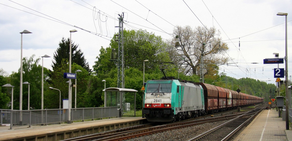 Die Cobra 2841 kommt durch Kohlscheid aus Richtung Aachen-West mit eienem langen Kalkzug aus Yves-Gomezée(B) nach Millingen und fährt Richtung Herzogenrath,Neuss bei Sonne und Wolken am Nachmittag vom 27.4.2014.