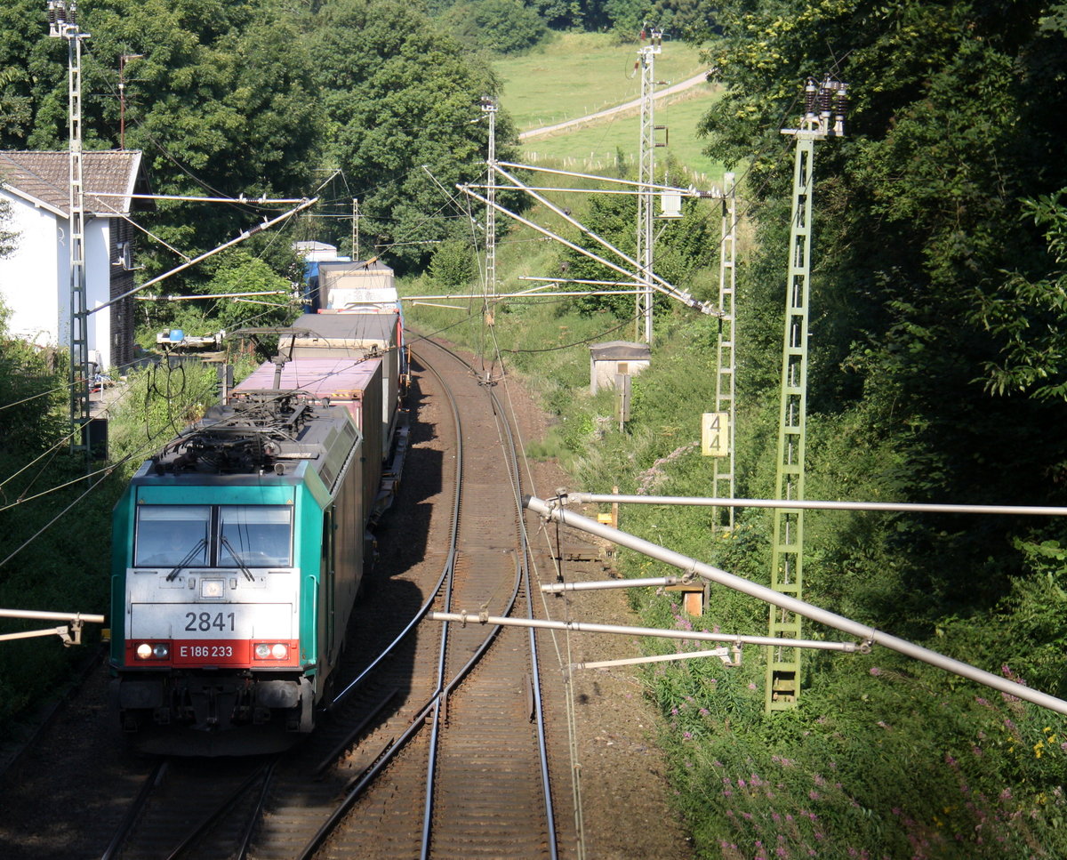 Die Cobra 2841 kommt die Gemmenicher-Rampe hochgefahren aus Aachen-West mit einem Containerzug aus Gallarate(I) nach Antwerpen-Oorderen(B) und fährt gleich in den Gemmenicher-Tunnel hinein und fährt in Richtung Montzen/Vise(B). Aufgenommen in Reinartzkehl an der Montzenroute. 
Bei Sommerwetter am 15.8.2016.