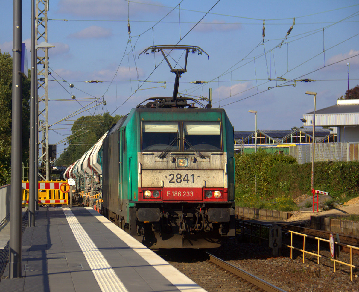 Die Cobra 2841 kommt die Kohlscheider-Rampe hoch aus Richtung Mönchengladbach,Herzogenrath mit einem Kalkleerzug aus Oberhausen-West(D) nach Hermalle-Huy(B) und fährt durch Kohlscheid in Richtung Richterich,Laurensberg,Aachen-West. 
Aufgenommen von Bahnsteig 2 in Kohlscheid.
Bei Sonne und Wolken am Nachmittag vom 12.9.2019.