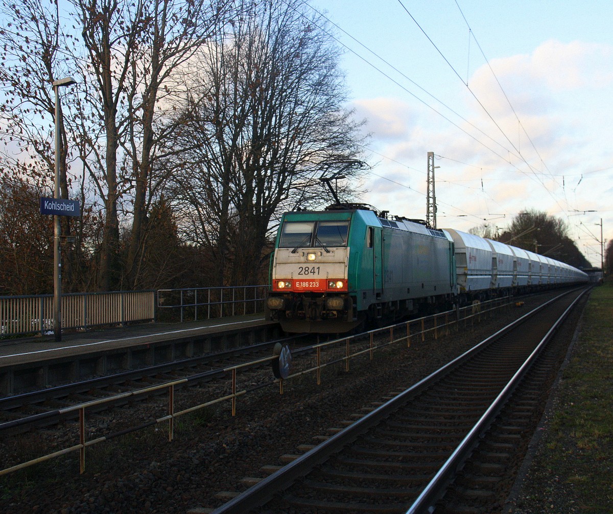 Die Cobra 2841 kommt die Kohlscheider-Rampe hoch mit einem langen Kalkleerzug aus Millingen(D) nach Yves-Gomezee(B) und fährt durch Kohlscheid in Richtung Richterich,Laurensberg,Aachen-West. Aufgenommen von Bahnsteig 1 in Kohlscheid. 
Bei Sonne und Wolken am Kalten Nachmittag vom 12.1.2016.