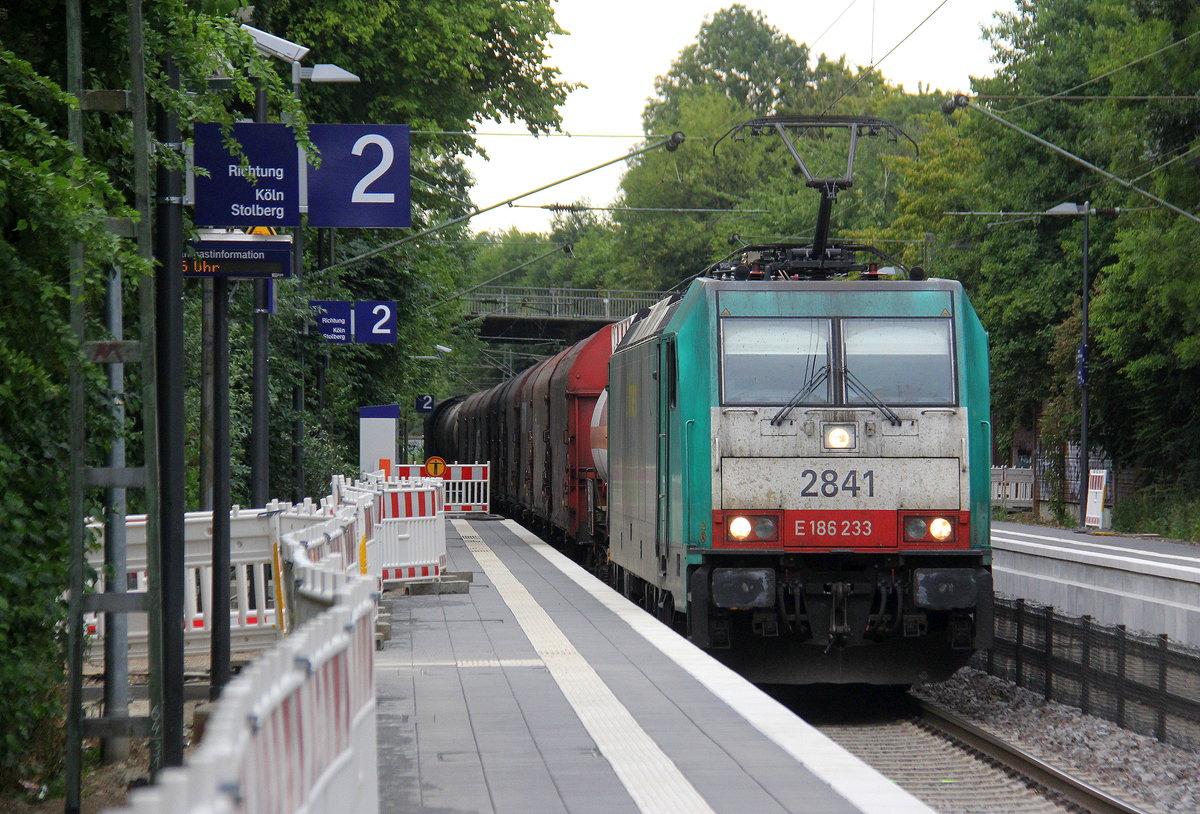 Die Cobra 2841  kommt mit einem gemischten Güterzug aus Antwerpen-Nord(B) nach Köln-Gremberg(D) und kommt aus Richtung Aachen-West,Aachen-Schanz,Aachen-Hbf,Aachen-Rothe-Erde und fährt durch Aachen-Eilendorf in Richtung Stolberg-Hbf(Rheinland)Eschweiler-Hbf,Langerwehe,Düren,Merzenich,Buir,Horrem,Kerpen-Köln-Ehrenfeld,Köln-West,Köln-Süd. Aufgenommen vom Bahnsteig 2 in Aachen-Eilendorf. 
Bei Sommerwetter am Abend vom 9.7.2018.
