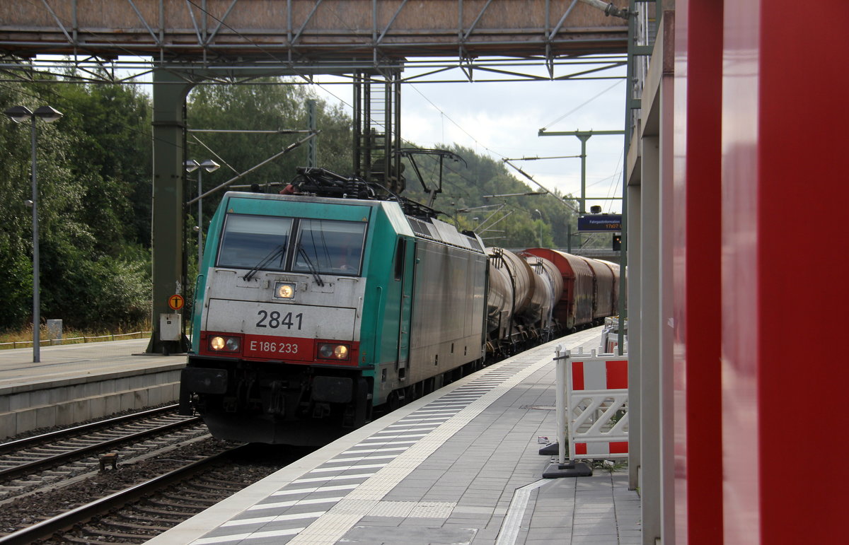 Die Cobra 2841  kommt mit einem gemischten Güterzug aus Antwerpen-Noord(B) nach Köln-Gremberg(D) und kommt aus Richtung Aachen-West,Aachen-Schanz,Aachen-Hbf,Aachen-Rothe-Erde,Aachen-Eilendorf und fährt durch Stolberg-Hbf(Rheinland) in Richtung Eschweiler-Hbf,Langerwehe,Düren,Merzenich,Buir,Horrem,Kerpen-Köln-Ehrenfeld,Köln-West,Köln-Süd. Aufgenommen vom Bahnsteig 1 in Stolberg-Hbf. 
Bei Wolken am Nachmittag vom 27.8.2018.