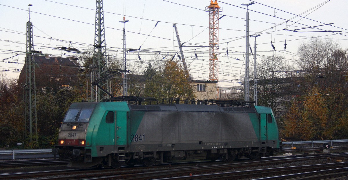 Die Cobra 2841 rangiert in Aachen-West. Aufgenommen vom Bahnsteig in Aachen-West bei schönem Novemberwetter am Nachmittag vom 28.11.2014.