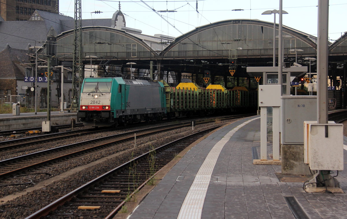Die Cobra 2842  kommt als Umleiter mit einem schweren Holzzug aus Duisburg-Wedau(D) nach Kinkempois(B) und kommt aus Duisburg-Hochfeld-Süd,Duisburg-Rheinhausen-Ost,Duisburg-Rheinhausen,Krefeld-Hohenbudberg-Chempark,Krefeld-Uerdingen,Krefeld-Linn,Krefeld-Oppum,Meerbusch-Osterath,Neuss-Hbf,Neuss-Süd,Norf,Neuss-Allerheiligen, Nievenheim,Dormagen,Dormagen-Bayerwerk,Köln-Worringen,Köln-Chorweiler,Köln-Longerich ,Köln-Nippes,Köln-Ehrenfeld,Kerpen,Horrem,Buir,Merzenich,Düren,Langerwehe,Eschweiler-Hbf,Stolberg-Hbf(Rheinland)Aachen-Eilendorf,Aachen-Rothe-Erde und fährt durch Aachen-Hbf in Richtung Aachen-Schanz,Aachen-West. 
Aufgenommen vom Bahnsteig 6 vom Aachen-Hbf.
Am Abend vom 13.8.2018.