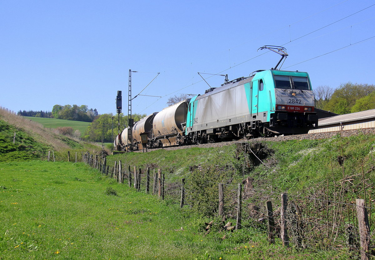 Die Cobra 2842  kommt als Umleiteer mit einem langen Kalkzug aus Hermalle-Huy(B) nach Veendam(NL) und kommt die Gemmenicher-Rampe herunter nach Aachen-West.
Aufgenommen von einem Weg in Reinartzkehl.
Bei schönem Frühlingswetter am Vormittag vom 20.4.2019.