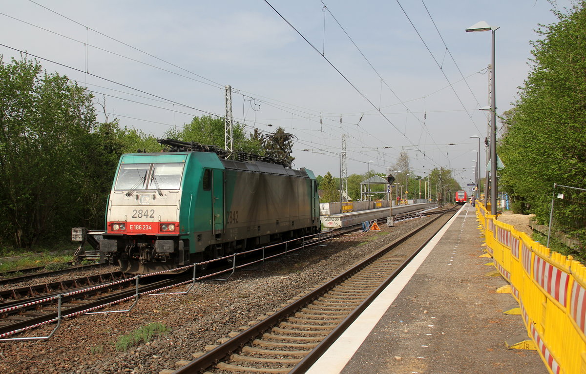 Die Cobra 2842 kommt als Lokzug aus Köln-Grmeberg(D) nach Antwerpen-Noord(B) und fährt als Umleiter durch Kohlscheid aus Richtung Herzogenrath und fährt die Kohlscheider-Rampe hoch nach Aachen-West.
Aufgenommen von Bahnsteig 1 in Kohlscheid.
Bei Sommerwetter am Nachmittag vom 23.4.2019.