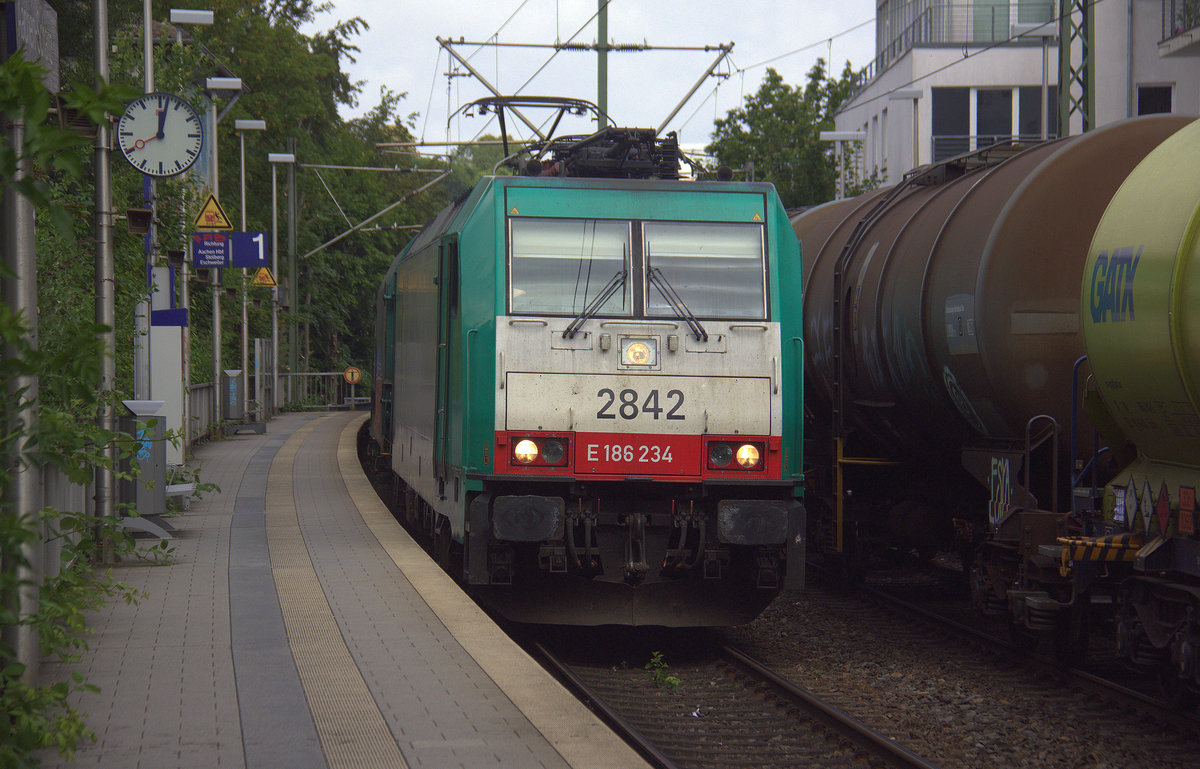 Die Cobra 2842   kommt aus Richtung Aachen-West mit gemischten Güterzug aus Antwerpen-Noord(B) nach Köln-Gremberg(D) und fährt durch Aachen-Schanz in Richtung Aachen-Hbf,Aachen-Rothe-Erde,Stolberg-Hbf(Rheinland)Eschweiler-Hbf,Langerwehe,Düren,Merzenich,Buir,Horrem,Kerpen-Köln-Ehrenfeld,Köln-West,Köln-Süd. 
Aufgenommen vom Bahnsteig von Aachen-Schanz. 
Bei Sonnenschein und Wolken am Mittag vom 23.6.2018.