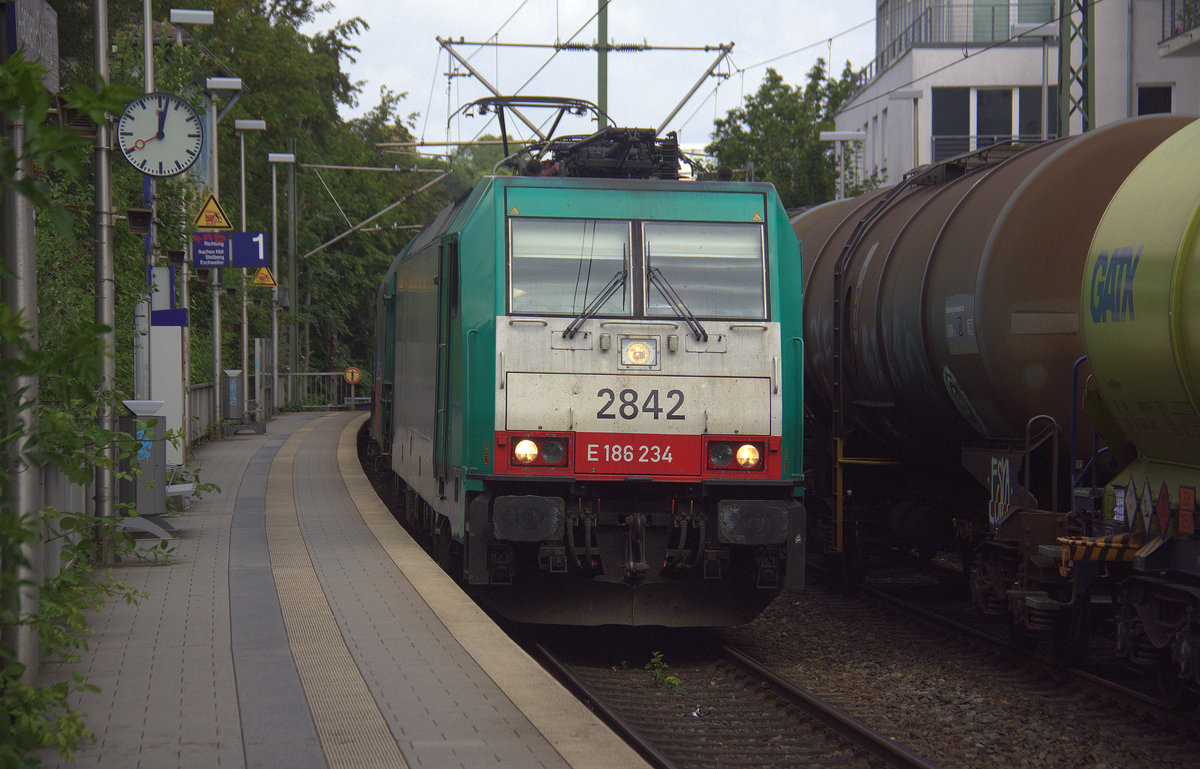 Die Cobra 2842   kommt aus Richtung Aachen-West mit gemischten Güterzug aus Antwerpen-Noord(B) nach Köln-Gremberg(D) und fährt durch Aachen-Schanz in Richtung Aachen-Hbf,Aachen-Rothe-Erde,Stolberg-Hbf(Rheinland)Eschweiler-Hbf,Langerwehe,Düren,Merzenich,Buir,Horrem,Kerpen-Köln-Ehrenfeld,Köln-West,Köln-Süd. 
Aufgenommen vom Bahnsteig von Aachen-Schanz. 
Bei Sonnenschein und Wolken am Mittag vom 23.6.2018.
