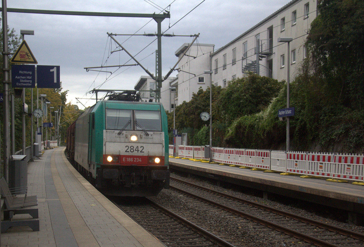 Die Cobra 2842 kommt aus Richtung Aachen-West mit einem Güterzug aus Antwerpen-Noord(B) nach Köln-Gremberg(D) und fährt durch Aachen-Schanz in Richtung Aachen-Hbf,Aachen-Rothe-Erde,Stolberg-Hbf(Rheinland)Eschweiler-Hbf,Langerwehe,Düren,Merzenich,Buir,Horrem,Kerpen-Köln-Ehrenfeld,Köln-West,Köln-Süd. 
Aufgenommen vom Bahnsteig von Aachen-Schanz. 
Bei Wolken am Nachmittag vom 12.10.2019.