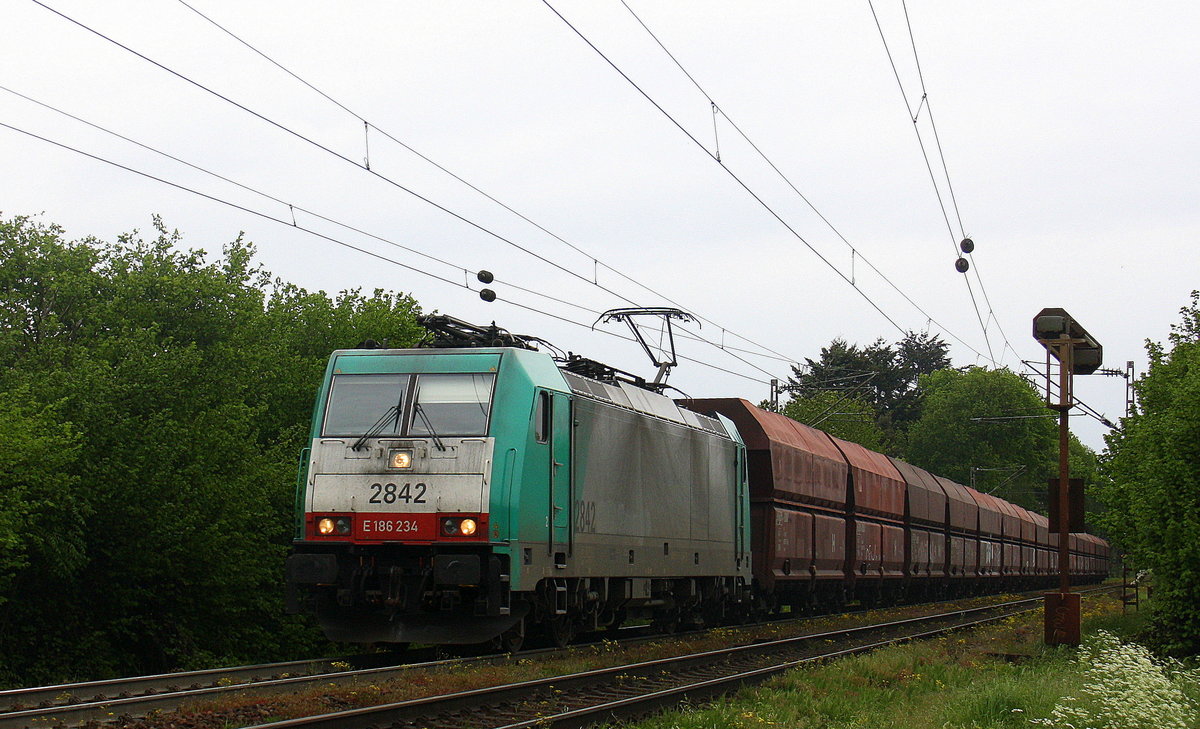 Die Cobra 2842 kommt aus Richtung Aachen-West und fährt die Gemmenicher-Rampe hoch mit einem Kohlenleerzug aus Bernburg nach Gent-Zeehaven(B) aus Richtung Aachen-West und fährt in Richtung Montzen/Belgien. 
Aufgenommen an der Montzenroute am Gemmenicher-Weg. 
Bei Regenwolken am Nachmittag vom 20.5.2016.