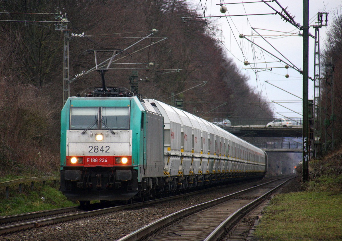 Die Cobra 2842 kommt die Kohlscheider-Rampe hoch mit einem langen Kalkleerzug aus Millingen(D) nach Yves-Gomezee(B) und fährt durch Kohlscheid in Richtung Richterich,Laurensberg,Aachen-West. 
Aufgenommen von Bahnsteig 1 in Kohlscheid. 
Bei Sturm und Regenwolken am Nachmittag vom 29.1.2016.