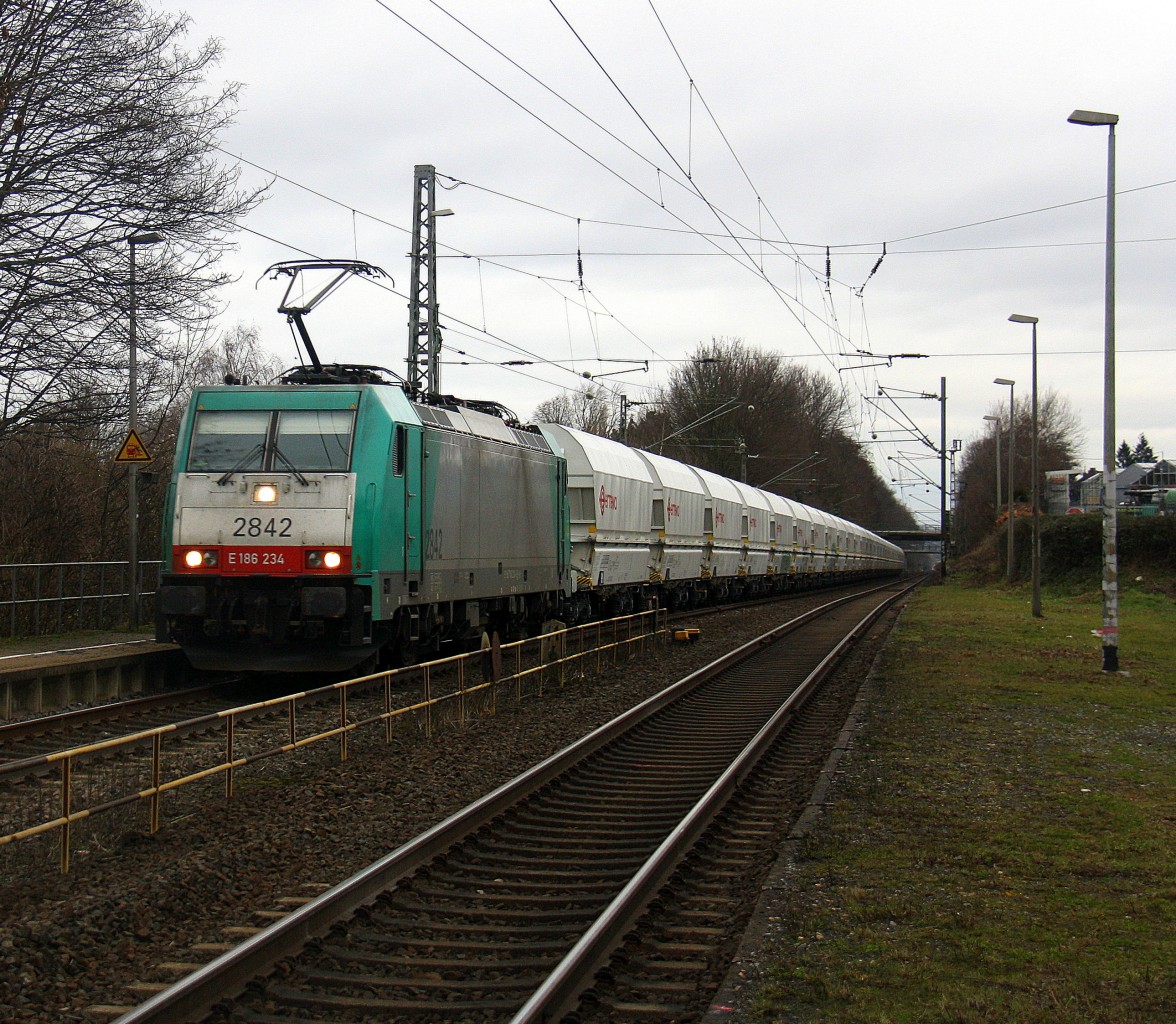 Die Cobra 2842 kommt die Kohlscheider-Rampe hoch mit einem langen Kalkleerzug aus Millingen(D) nach Yves-Gomezee(B) und fährt durch Kohlscheid in Richtung Richterich,Laurensberg,Aachen-West. Aufgenommen von Bahnsteig 1 in Kohlscheid. Bei Sturm und Regenwolken am Nachmittag vom 29.1.2016.
