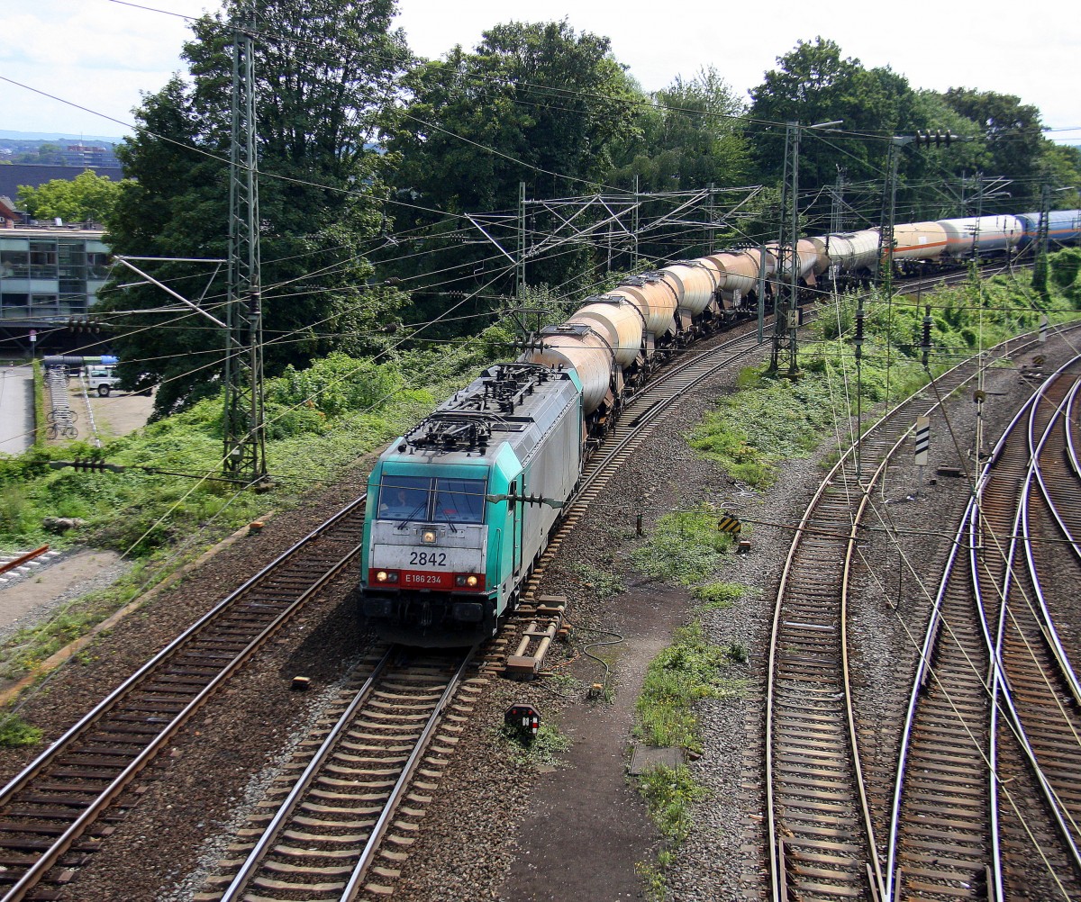 Die Cobra 2842 kommt die Montzenroute herunter mit einem langen Kesselzug aus Antwerpen(B) und fährt in Aachen-West ein. Aufgenomen von der Brücke der Turmstraße in Aachen bei Sonne und Wolken am 16.8.2014.