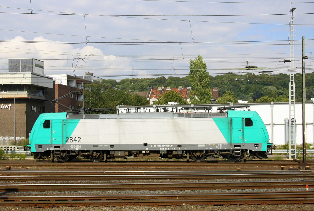 Die Cobra 2842 rangiert in Aachen-West. 
Aufgenommen vom Bahnsteig in Aachen-West. 
Bei Sonne und Regenwolken am Nachmittag vom 4.9.2015.