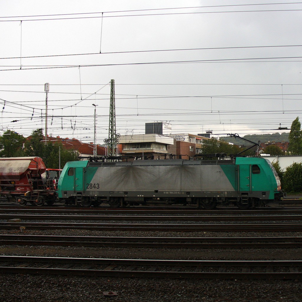 Die Cobra 2843 fährt einem Kurzen Kalkleerzug aus Hagen(D) nach Marche-les-Dames(B) bei der Ausfahrt aus Aachen-West und fährt in Richtung Montzen/Belgien.
Aufgenommen vom Bahnsteig in Aachen-West bei Gewitter und Regen am Nachmittag vom 23.8.2014.
