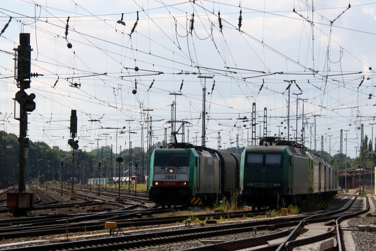 Die Cobra 2843  fährt mit einem langen gemischten Güterzug aus Köln-Gremberg nach Antwerpen-Noord(B) bei der Ausfahrt aus Aachen-West und fährt in Richtung Montzen/Belgien bei Sonne und Wolken am Nachmittag vom 15.6.2014.