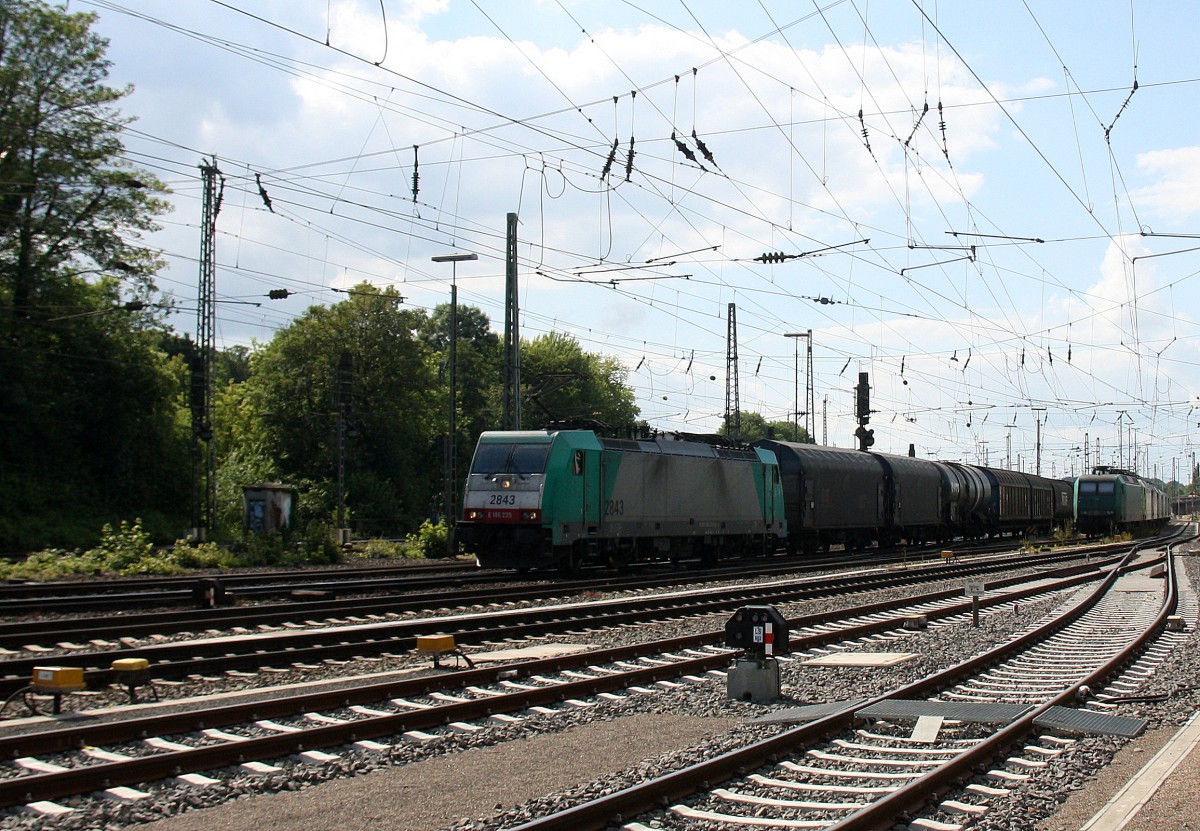 Die Cobra 2843 fährt mit einem langen gemischten Güterzug aus Köln-Gremberg nach Antwerpen-Noord(B) bei der Ausfahrt aus Aachen-West und fährt in Richtung Montzen/Belgien bei Sonne und Wolken am Nachmittag vom 15.6.2014.