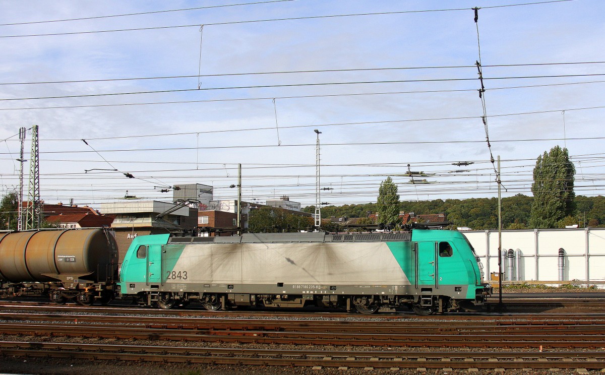 Die Cobra 2843 fährt mit einem langen gemischten Güterzug aus Köln-Gremberg nach Antwerpen-Noord(B) bei der Ausfahrt aus Aachen-West in Richtung Montzen/Belgien.
Aufgenommen vom Bahnsteig in Aachen-West in der Abendsonne am Abend vom 29.8.2014. 