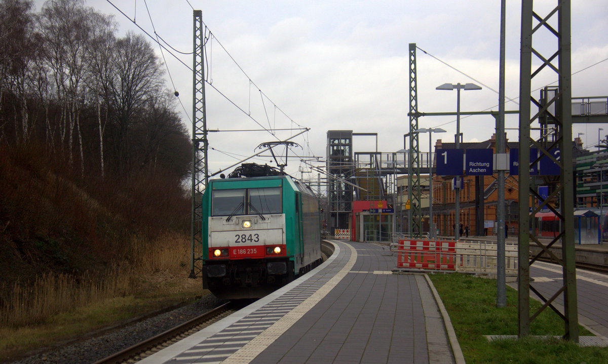 Die Cobra 2843  kommt als Lokzug aus Köln-Gremberg(D) nach Aachen-West(D)  und kommt aus Richtung Köln-Süd,Köln-Ehrenfeld,Kerpen,Horrem,Buir,Merzenich,Düren,Langerwehe,Eschweiler-Hbf und fährt durch Stolberg-Hbf(Rheinland) in Richtung Aachen-Eilendorf,Aachen-Rothe-Erde,Aachen-Hbf,Aachen-Schanz,Aachen-West.
Aufgenommen vom Bahnsteig 1 von Stolberg-Rheinland-Hbf. 
Am Nachmittag vom 4.1.2020.