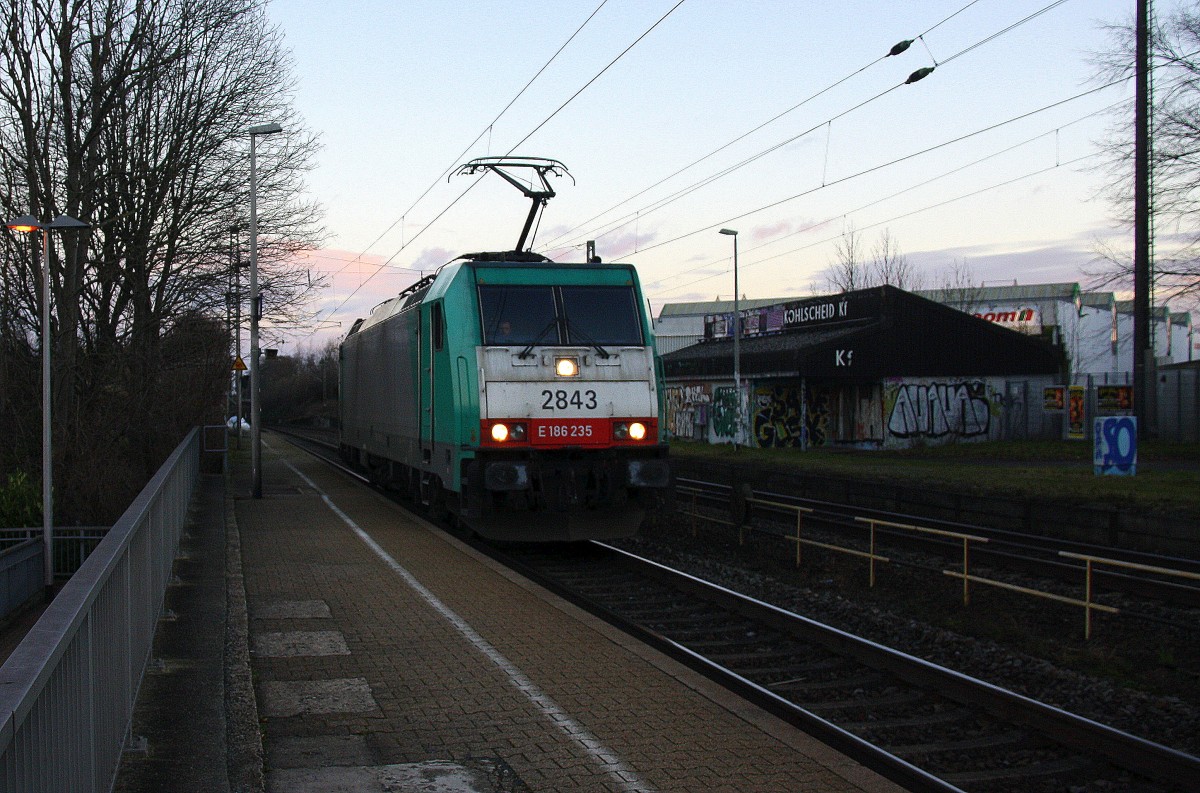 Die Cobra 2843 kommt als Lokzug die Kohlscheider-Rampe hoch aus Richtung Neuss und fährt in Richtung Aachen-West und fährt durch Kohlscheid bei schönem Sonnenschein am Morgen vom 13.1.2015.