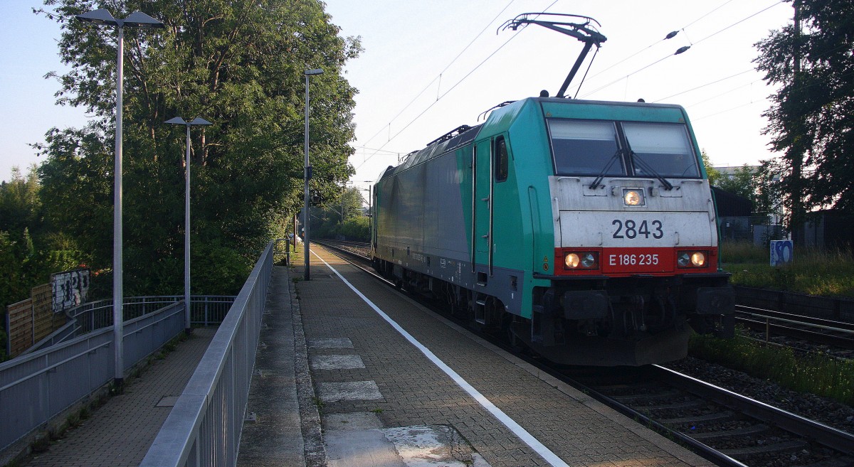 Die Cobra 2843 kommt als Lokzug die Kohlscheider-Rampe hoch aus Richtung Neuss und fährt in Richtung Aachen-West und fährt durch Kohlscheid. 
Bei schönem Sonnenschein am Morgen vom 21.8.2015.