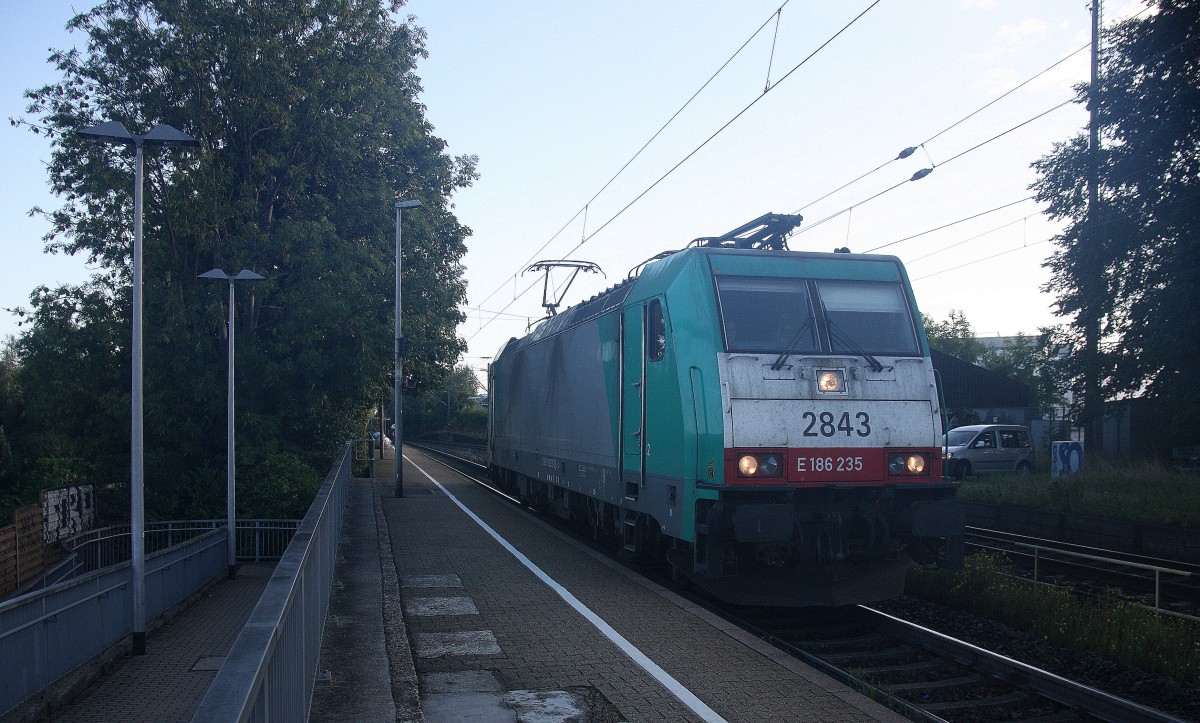 Die Cobra 2843 kommt als Lokzug die Kohlscheider-Rampe hoch aus Richtung Neuss und fährt in Richtung Aachen-West und fährt durch Kohlscheid  in Richtung Richterich,Laurensberg,Aachen-West. 
Bei schönem Sonnenschein am Morgen vom 2.9.2015.