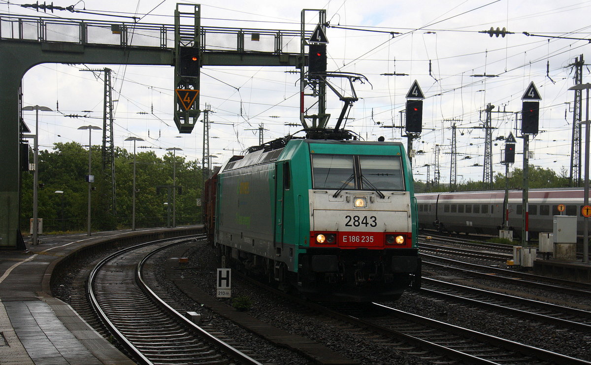 Die Cobra 2843 kommt aus Richtung Köln und fährt durch den Aachener-Hbf und fährt in Richtung Aachen-West mit einem langen gemischten Güterzug aus Köln-Gremberg nach Antwerpen-Noord(B).
Aufgenommen vom Bahnsteig 3 vom Aachen-Hbf.
Bei Regenwetter am  Nachmittag vom 23.7.2017.