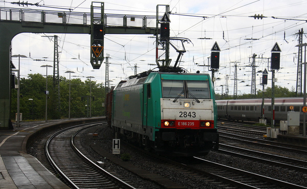 Die Cobra 2843 kommt aus Richtung Köln und fährt durch den Aachener-Hbf und fährt in Richtung Aachen-West mit einem langen gemischten Güterzug aus Köln-Gremberg nach Antwerpen-Noord(B).
Aufgenommen vom Bahnsteig 3 vom Aachen-Hbf.
Bei Regenwetter am  Nachmittag vom 23.7.2017.