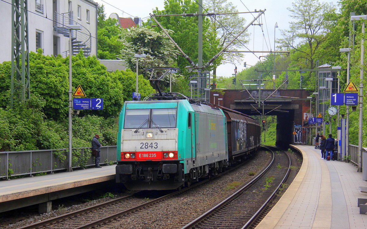 Die Cobra 2843 kommt aus Richtung Köln,Aachen-Hbf mit einem langen Papierzug aus Köln-Gremberg nach Zeebrugge(B) und fährt durch Aachen-Schanz in Richtung Aachen-West.
Aufgenommen vom Bahnsteig von Aachen-Schanz. 
Am Nachmittag vom 3.5.2019.