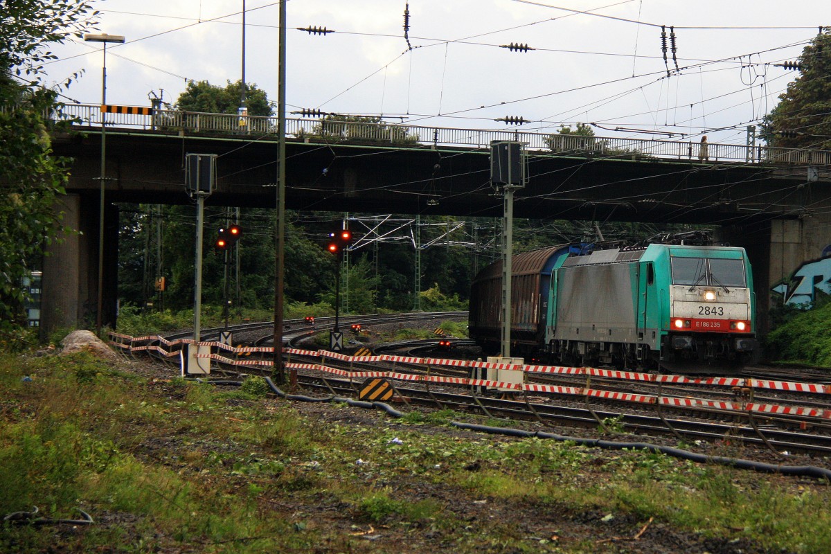 Die Cobra 2843 kommt aus Richtung Kln,Aachen-Hbf mit einem langen Papierzug aus Kln-Gremberg nach Zeebrugge(B) und fhrt in Aachen-West ein bei Regenwetter in der Abendstimmung am 10.9.2013.