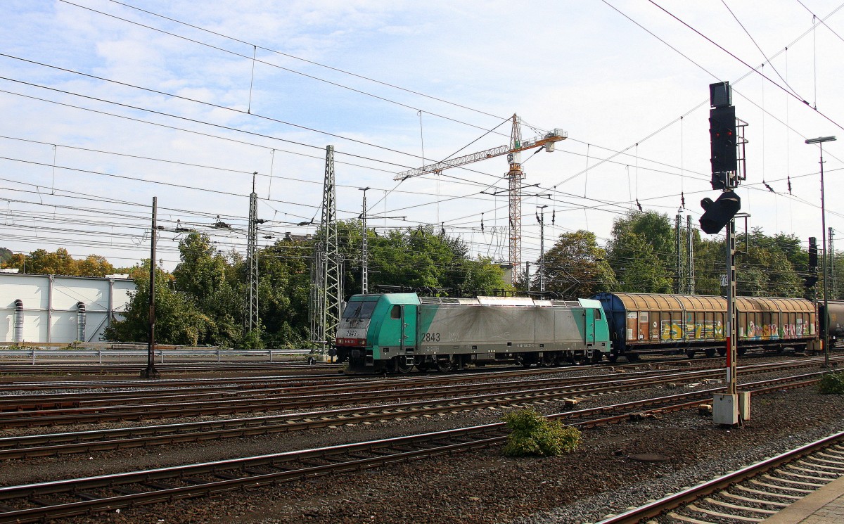 Die Cobra 2843 kommt aus Richtung Köln,Aachen-Hbf mit einem langen gemischten Güterzug aus Köln-Gremberg nach Antwerpen-Noord(B) und fährt in Aachen-West ein.
Aufgenommen vom Bahnsteig in Aachen-West bei Sonne und Wolken am Mittag vom 20.9.2014. 