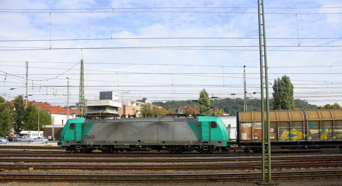 Die Cobra 2843 kommt aus Richtung Köln,Aachen-Hbf mit einem langen gemischten Güterzug aus Köln-Gremberg nach Antwerpen-Noord(B) und fährt in Aachen-West ein. Aufgenommen vom Bahnsteig in Aachen-West bei Sonne und Wolken am Mittag vom 20.9.2014. 
