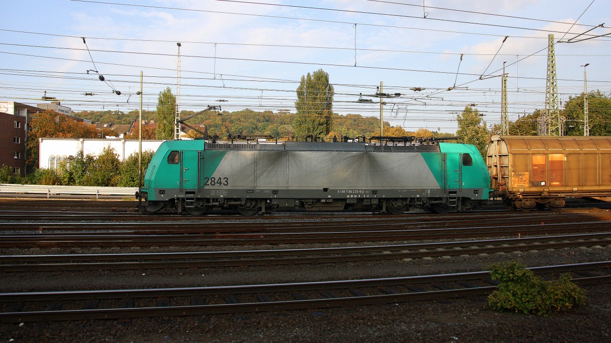 Die Cobra 2843  kommt aus Richtung Montzen/Belgien mit einem kurzen gemischten Güterzug aus Antwerpen-Noord(B) nach Köln-Gremberg und fährt in Aachen-West ein.
Aufgenommen vom Bahnsteig in Aachen-West bei schöner Abendsonne am Abend vom 1.10.2014. 