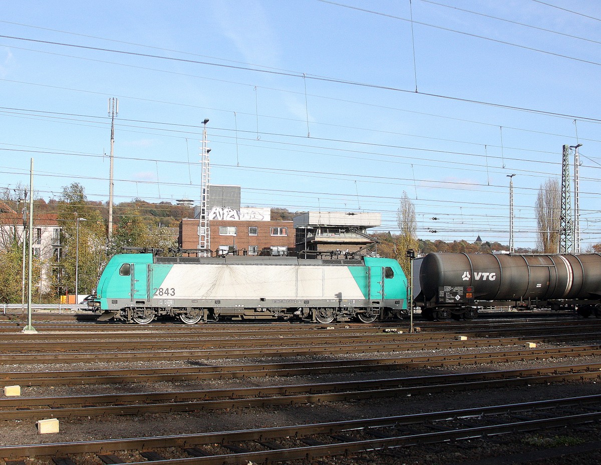 Die Cobra 2843 kommt aus Richtung Köln,Aachen-Hbf mit einem langen gemischten Güterzug aus Köln-Gremberg nach Antwerpen-Noord(B) und fährt in Aachen-West ein. 
 Aufgenommen vom Bahnsteig in Aachen-West bei tollen Novemberwetter am Nachmittag vom 8.11.2014.
