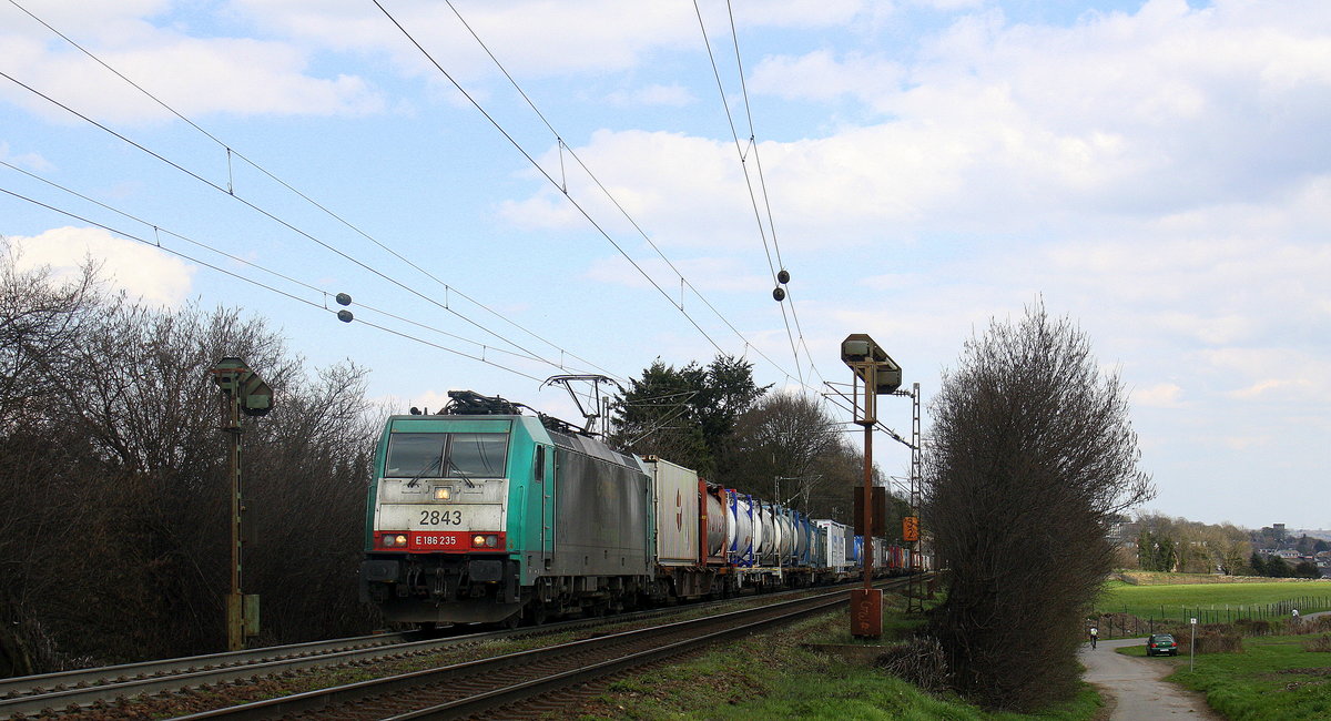 Die Cobra 2843 kommt aus Richtung Aachen-West und fährt die Gemmenicher-Rampe hoch mit einem langen Containerzug aus Gallarate(I) nach Antwerpen-Oorderen(B) und fährt in Richtung Montzen/Belgien. 
Aufgenommen an der Montzenroute am Gemmenicher-Weg. 
Bei schönem Frühlingswetter am 9.4.2016.