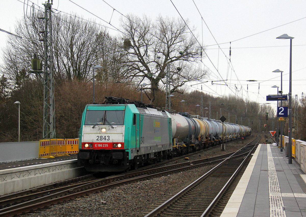 Die Cobra 2843 kommt durch Kohlscheid aus Richtung Aachen-West mit einem langen Kesselzug aus Antwerpen-Kanaaldok(B) nach Millingen-Solvay(D) Laurensberg,Richterich und fährt durch Kohlscheid in Richtung Herzogenrath,Hofstadt,Finkenrath,Rimburg,Übach-Palenberg,Zweibrüggen,Frelenberg,Geilenkirchen,Süggerath,Lindern,Brachelen,Hückelhoven-Baal,Baal,Erkelenz,Herrath,Beckrath,Wickrath,Rheydt. 
Aufgenommen von Bahnsteig 2 in Kohlscheid. 
Bei Sonne und Wolken am Nachmittag vom 4.2.2019.