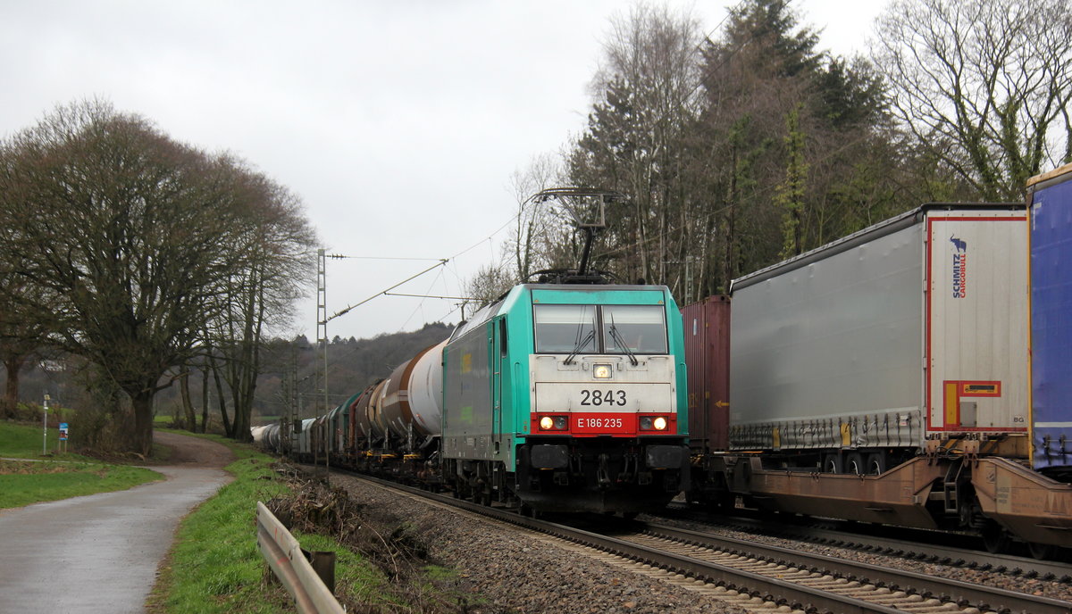 Die Cobra 2843  kommt die Gemmenicher-Rampe herunter nach Aachen-West mit einem Güterzug aus Antwerpen-Noord(B) nach Köln-Gremberg(D). 
Aufgenommen an der Montzenroute am Gemmenicher-Weg. 
Bei Sonne und Regenwolken am Mittag vom 5.3.2019.
