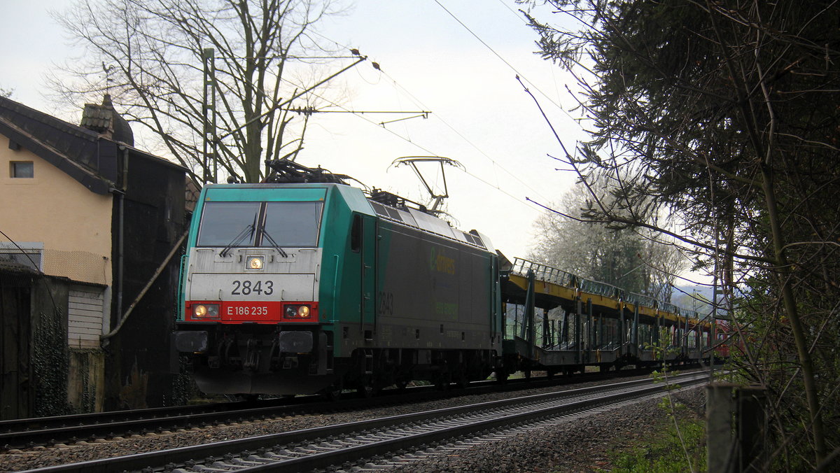 Die Cobra 2843 kommt die Gemmenicher-Rampe herunter nach Aachen-West mit einem Autoleerzug aus Zeebrugge-Ramskapelle(B) nach Kornwestheim(D).
Aufgenommen an der Montzenroute am Aachener-Westfriedhof.
Bei Wolken am Kalten Nachmittag vom 5.4.2019.