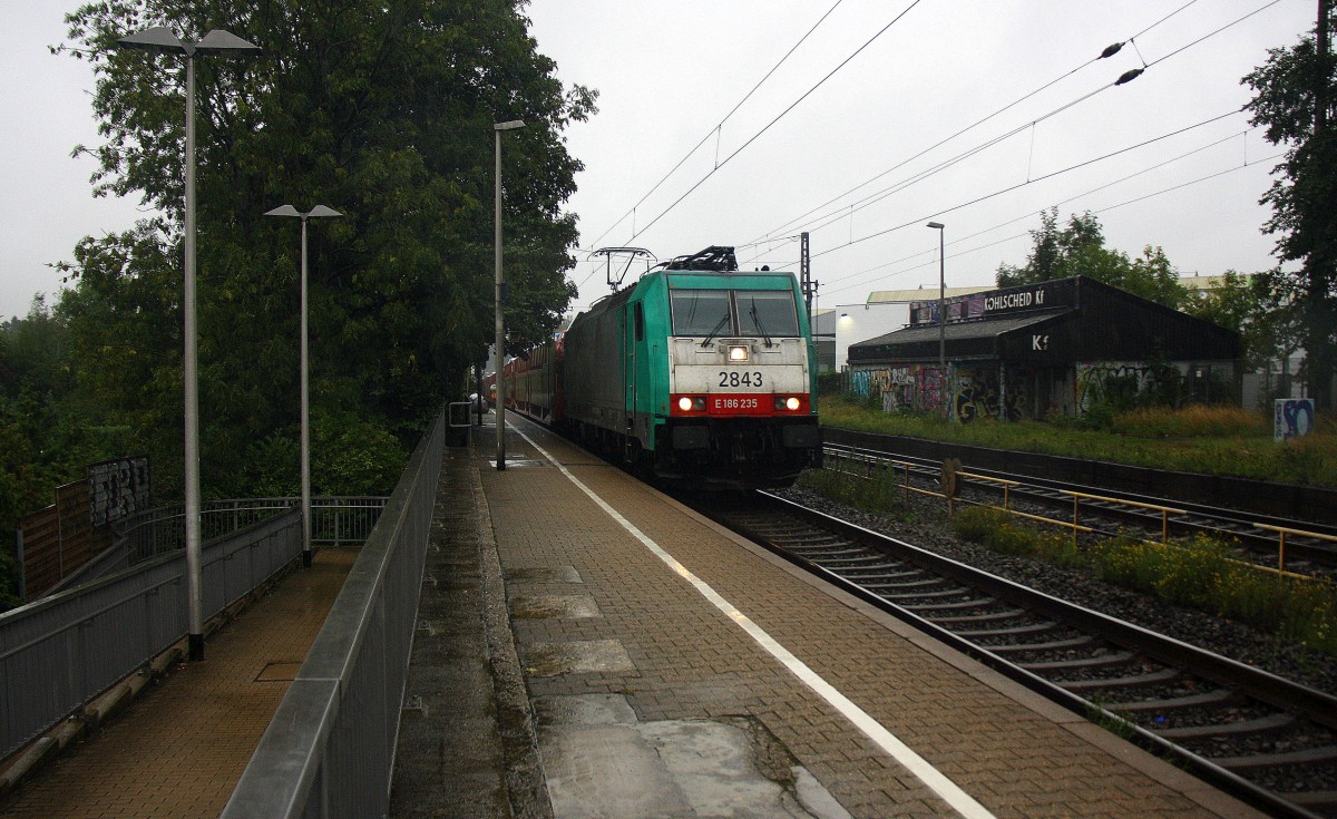 Die Cobra 2843 kommt die Kohlscheider-Rampe hoch aus Richtung Neuss,Herzogenrath mit einem langen Toyota-Autozug aus Gliwice(PL) nach Zeebrugge(B) und fährt durch Kohlscheid in Richtung Richterich,Laurensberg,Aachen-West.
Bei Regenwetter am Morgen vom 1.9.2015.