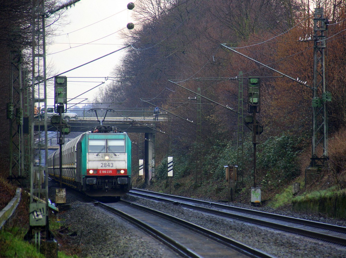 Die Cobra 2843 kommt die Kohlscheider-Rampe hoch mit einem langen Kalkleerzug aus Millingen(D) nach Yves-Gomezee(B) und fährt durch Kohlscheid in Richtung Richterich,Laurensberg,Aachen-West. 
Aufgenommen von Bahnsteig 2 in Kohlscheid. 
Bei Sonne und Schauerwolken am Nachmittag vom 23.2.2016.