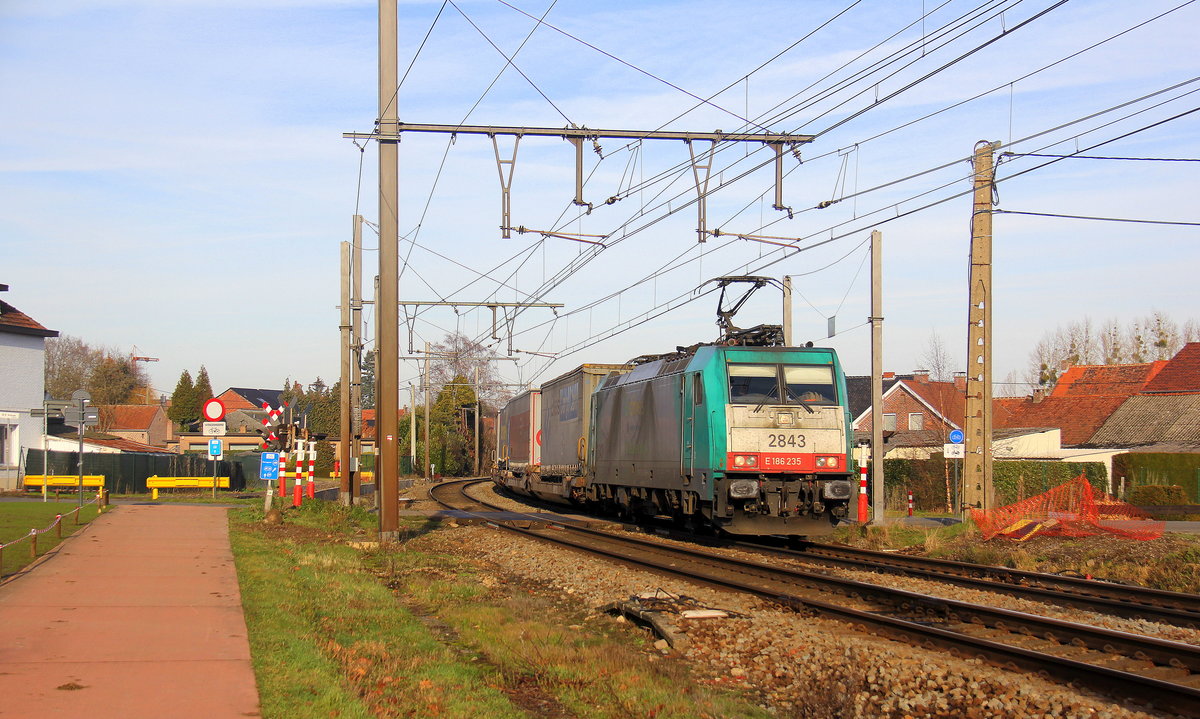 Die Cobra 2843  kommt mit einem  einem LKW-Zug aus Zeebrugge-Vorming(B) nach Novara-Boschetto(I) und kommt aus Richtung Hasselt(B) und fährt durch Hoeselt(B) in Richtung Tongeren(B),Vise(B),Montzen(B),Aachen(D). 
Aufgenommen von einem Fußgängerweg in Hoeselt(B).
Bei schönem Winterwetter am kalten Mittag vom 26.12.2018.