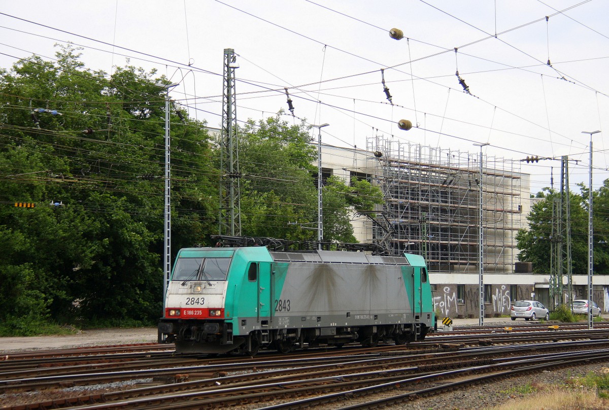 Die Cobra 2843 rangiert in Aachen-West. Aufgenommen vom Bahnsteig in Aachen-West bei Sonne und Wolken am Abend vom 14.6.2014. 