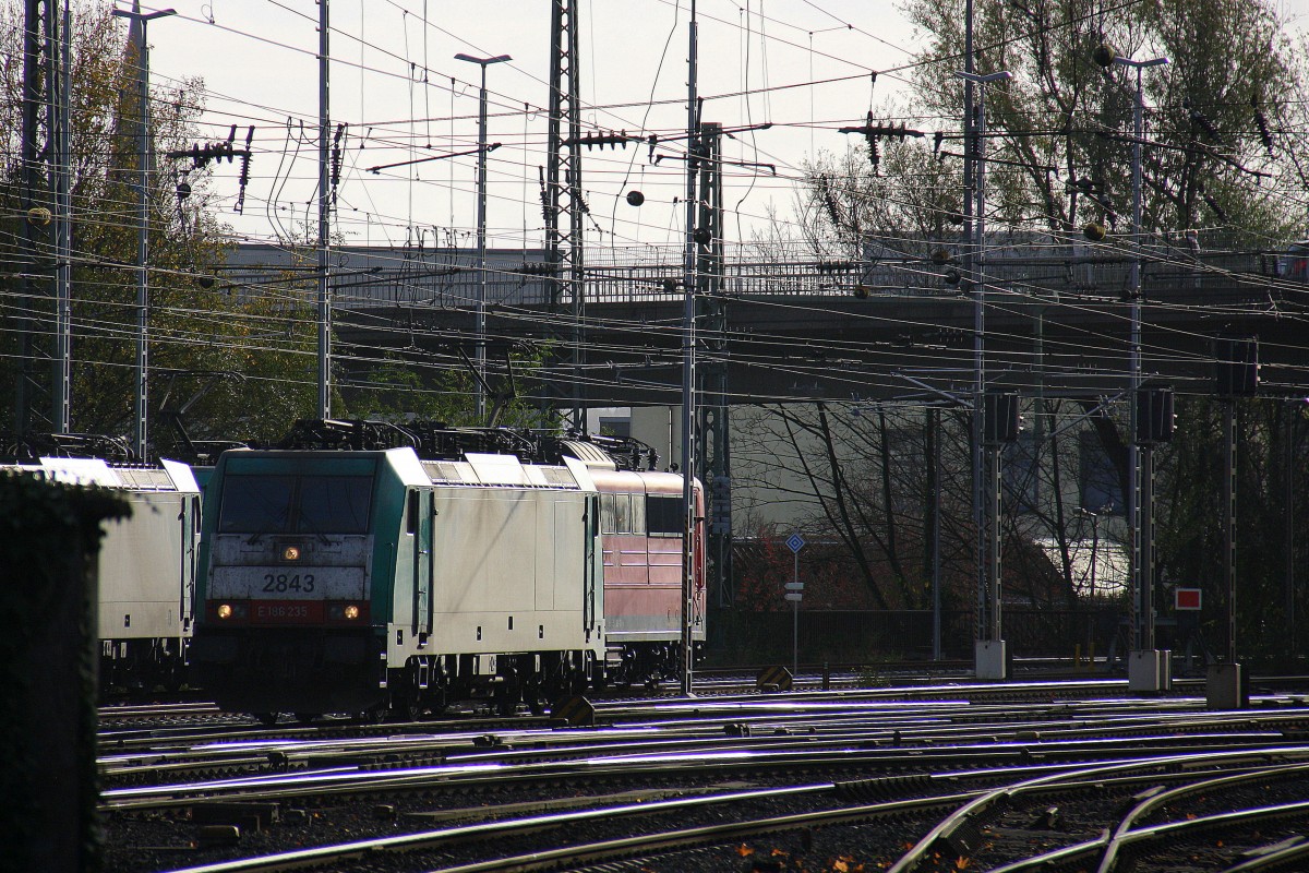 Die Cobra 2843 rangiert in Aachen-West. Aufgenommen vom Bahnsteig in Aachen-West. Bei schönem Herbstwetter am Morgen vom 14.11.2015. 