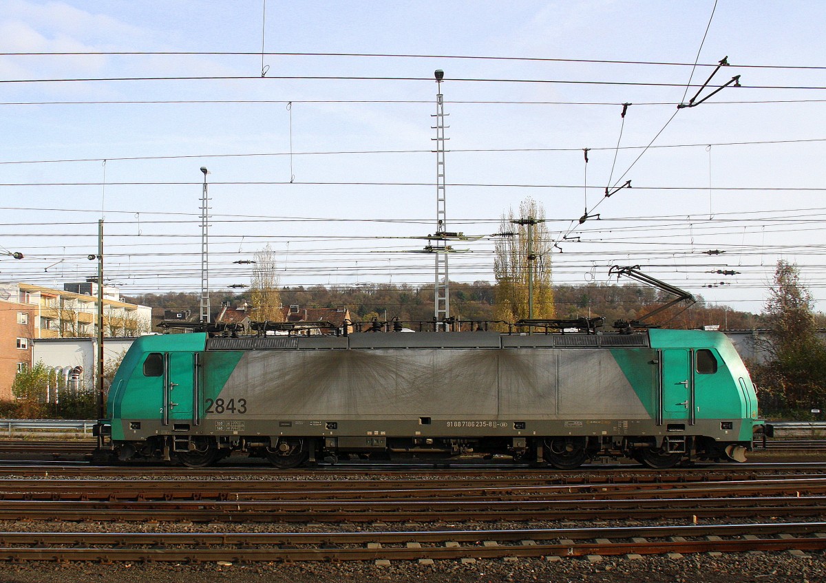 Die Cobra 2843 rangiert in Aachen-West. 
Aufgenommen vom Bahnsteig in Aachen-West. 
Bei schönem Herbstwetter am Morgen vom 14.11.2015. 