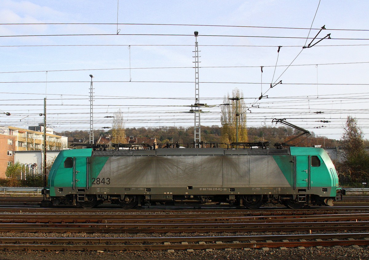 Die Cobra 2843 rangiert in Aachen-West. 
Aufgenommen vom Bahnsteig in Aachen-West. 
Bei schönem Herbstwetter am Morgen vom 14.11.2015. 