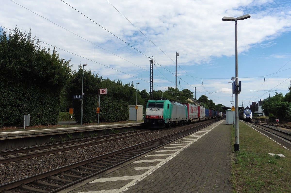 Die Cobra E 186 123 mit einem Güterzug von Koblenz kommend in Richtung Köln hier bei der Durchfahrt von Bonn-Mehlem.

Bonn-Mehlem
08.07.2017